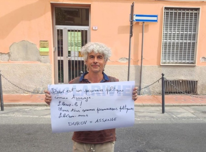 Protesta davanti al consolato francese di Ventimiglia: “Durov come Assange”. Video