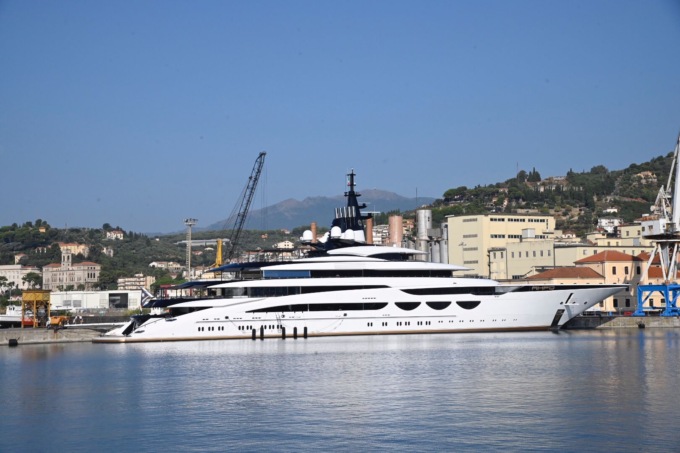 In rada a Oneglia maxi yacht da 100 metri