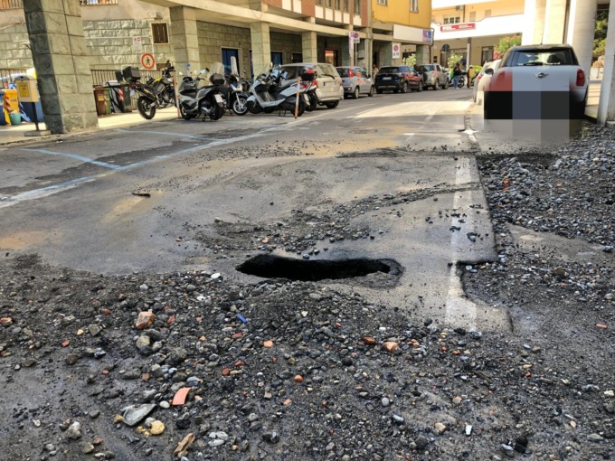 Tubo rotto e disagi per il traffico in centro a Oneglia