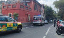 Sessantenne carambola contro le auto in sosta a causa di un malore