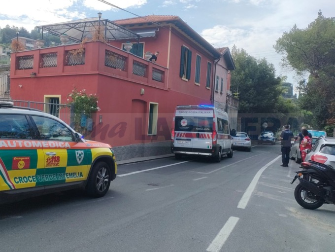 Sessantenne carambola contro le auto in sosta a causa di un malore