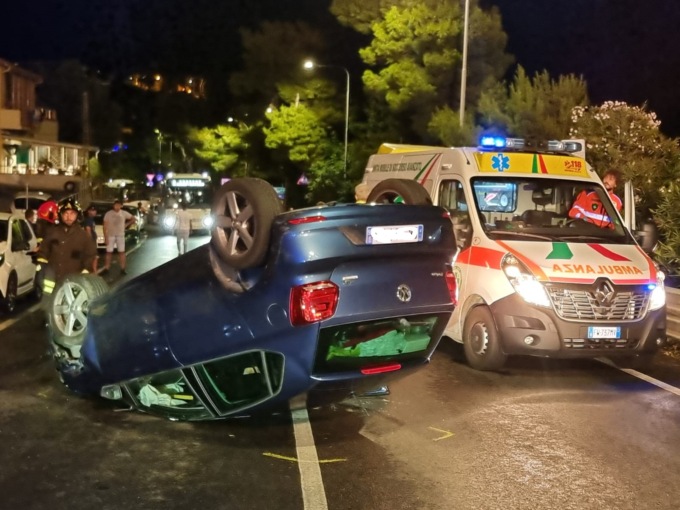 Perde il controllo dell’auto e si ribalta. Giovane in ospedale