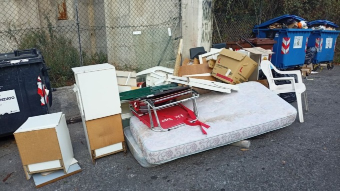 Discarica selvaggia in strada San Giovanni, un lettore: “E’ così tutti i giorni”