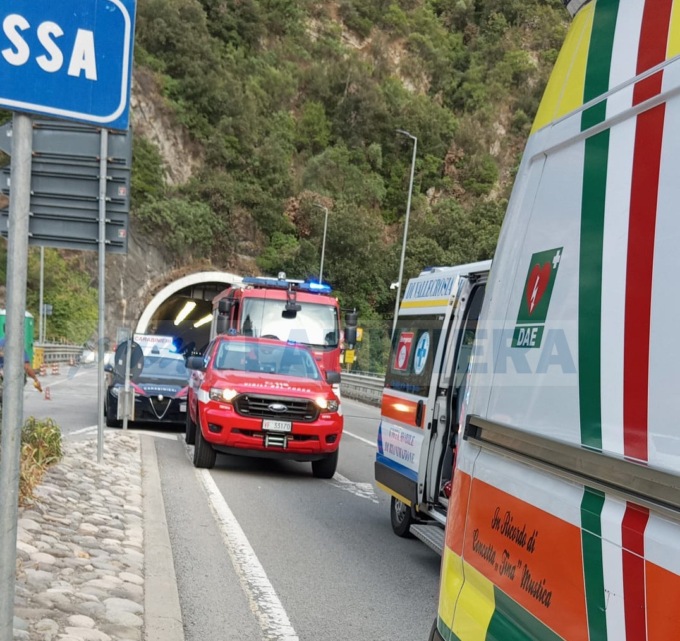 Scontro tra due auto sulla statale 20, grave una donna