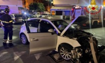 Si schianta con l'auto contro un palo in via Lamarmora a Sanremo