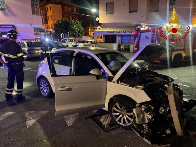 Si schianta con l’auto contro un palo in via Lamarmora a Sanremo
