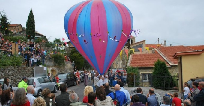 Nasi all’insù per ammirare il volo della mongolfiera