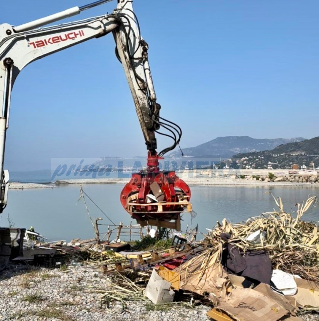 sgombero migranti ventimiglia foce del fiume roya sirena resentello_02