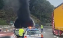 Veicolo in fiamme in galleria.  Tratto autostradale chiuso