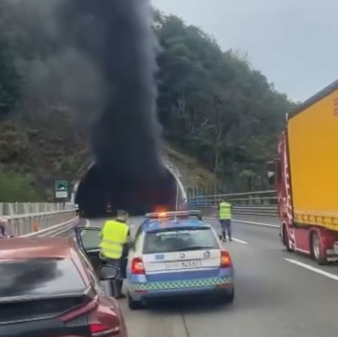 Veicolo in fiamme in galleria.  Tratto autostradale chiuso