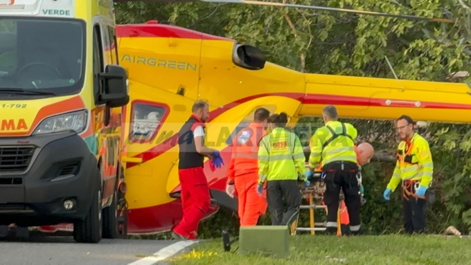 Taglia la legna per l’inverno e si ferisce a un polso: 80enne in elicottero al San Paolo
