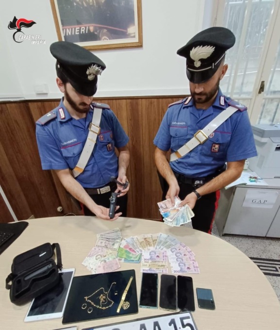 Nei camper rubati i carabinieri trovano gioielli e telefonini