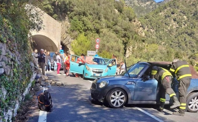 Auto si schianta contro il muro sulla statale 20 a Olivetta San Michele