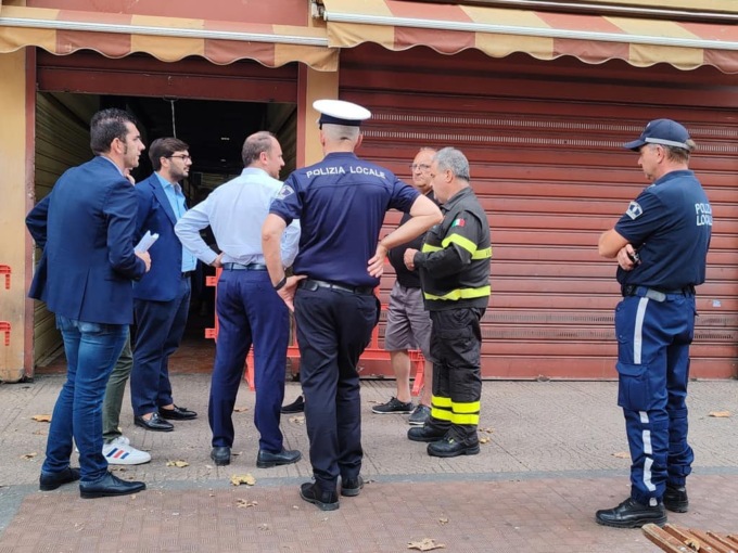 Gli ambulanti del mercato con accesso esterno possono ritirare le derrate di cibo
