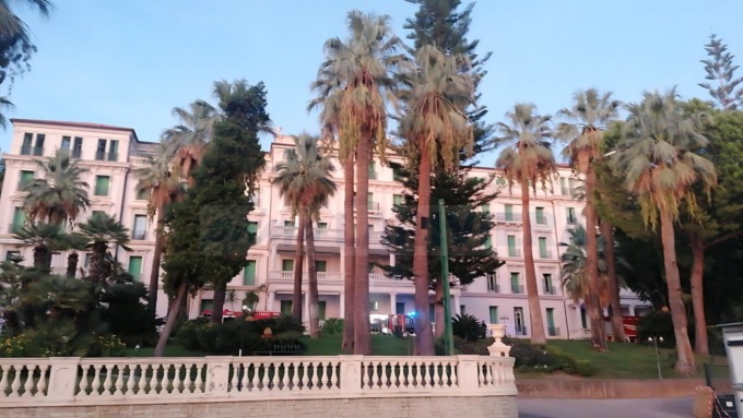 In fiamme lo scantinato a uso palestra del residence Regina Margherita a Ospedaletti