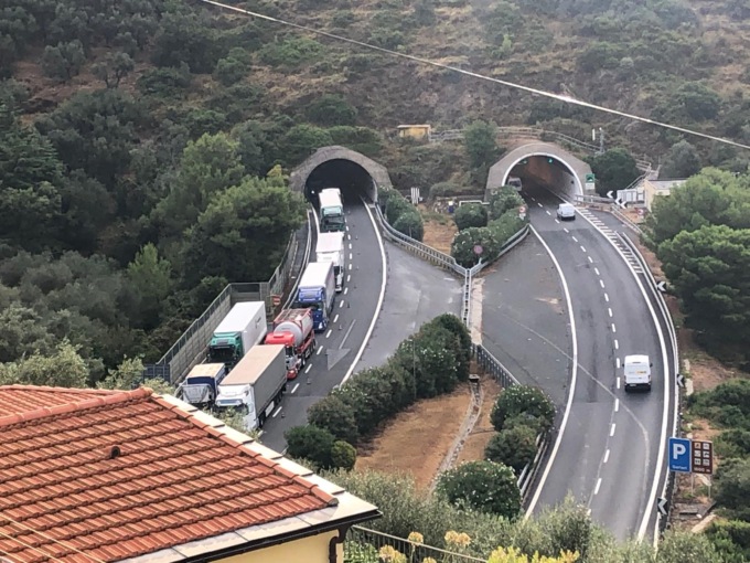 A10, ancora chiusa la rampa di accesso a Imperia Est, traffico su una carreggiata