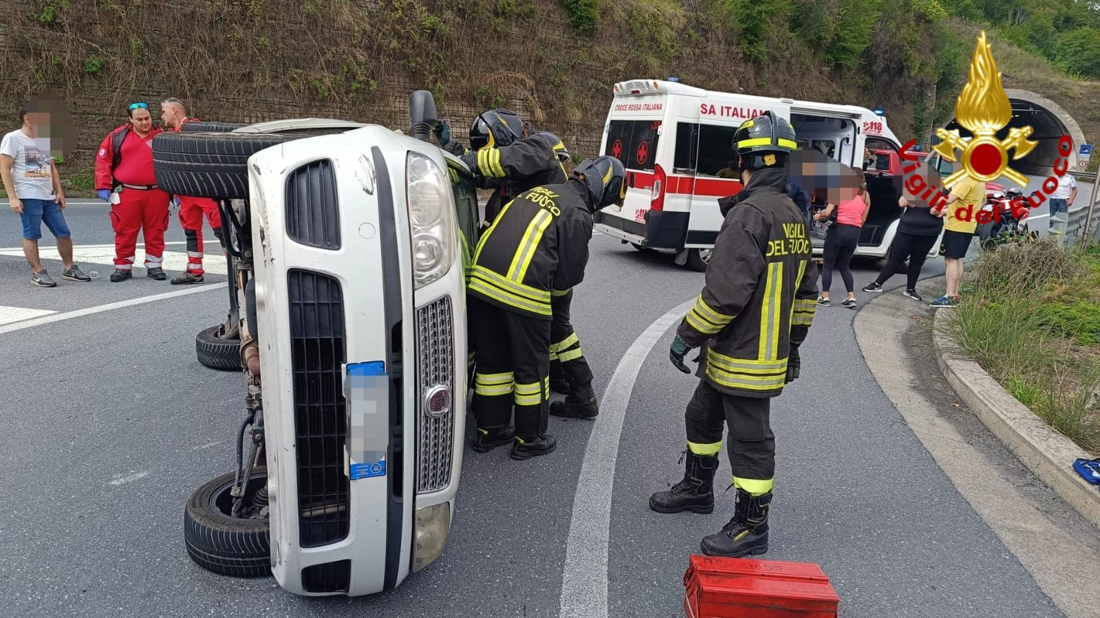 Incidente statale 28 Pieve di Teco due auto Fiat Punto Fiat 500