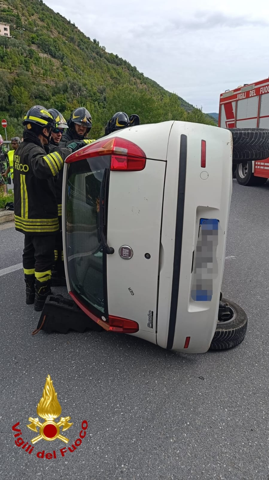 Incidente statale 28 Pieve di Teco due auto Fiat Punto Fiat 500