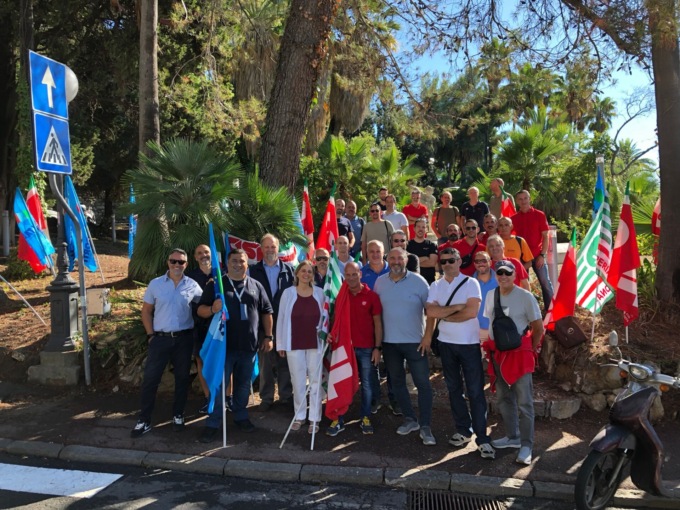 Riviera Trasporti, presidio sindacati davanti la Prefettura