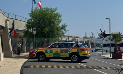 Trovato cadavere in mare incastrato tra gli scogli a Ventimiglia