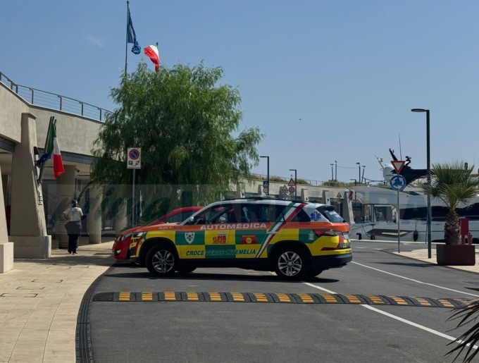 Trovato cadavere in mare incastrato tra gli scogli a Ventimiglia