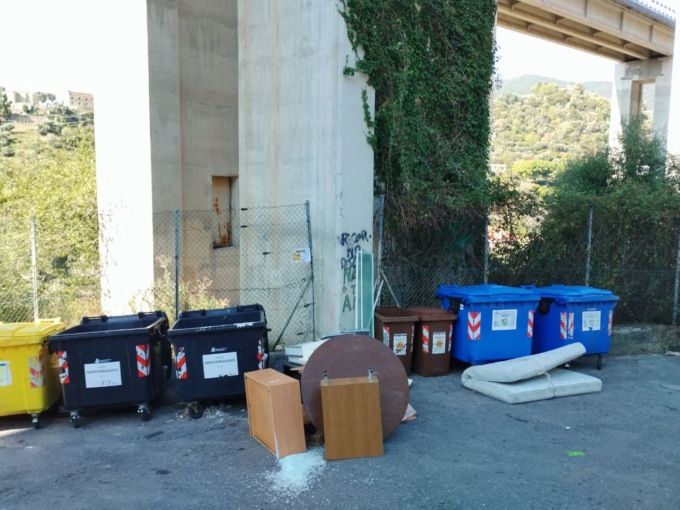 Un’altra discarica abusiva sotto il ponte di San Giovanni