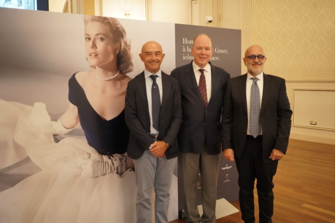 Il Principe Alberto di Monaco in vista alla mostra d’abiti della madre Grace Kelly
