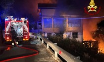 L'incendio che ha distrutto una casa in via Due Camini è partito dall'esterno