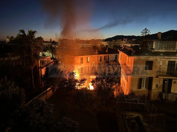 Incendio nella dependance di un’abitazione in via XX Settembre a Bordighera. Video