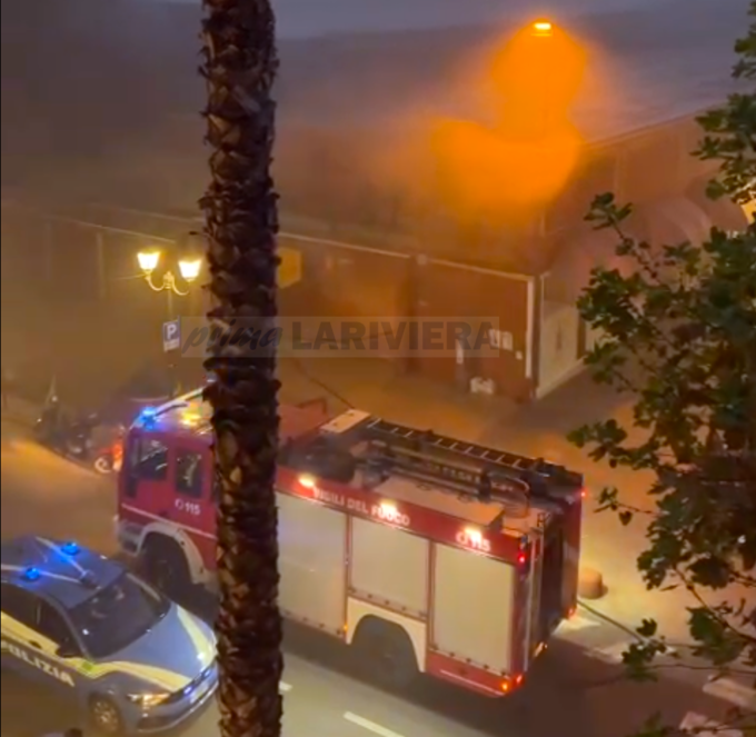 Scoppia un incendio al mercato coperto di Ventimiglia, il fumo avvistato in tutta la città