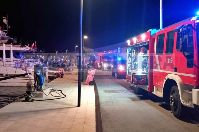 Corto circuito sprigiona incendio su yacht di 27 metri, intossicato il comandante