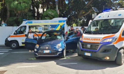 Scontro tra due auto in corso Inglesi: 48enne al pronto soccorso