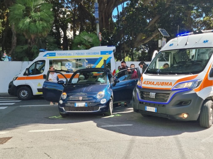 Scontro tra due auto in corso Inglesi: 48enne al pronto soccorso