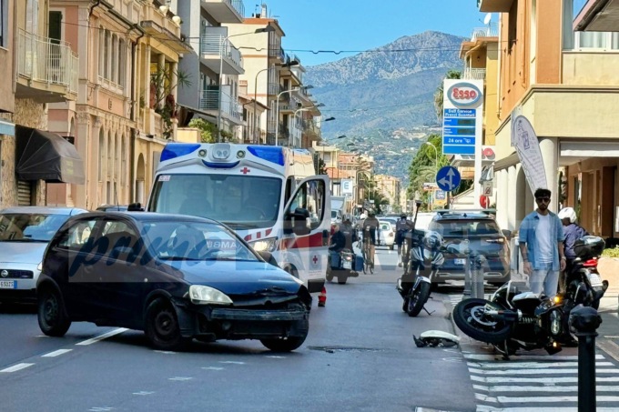 Scontro auto e moto sull’Aurelia a Bordighera, ferito un 60enne