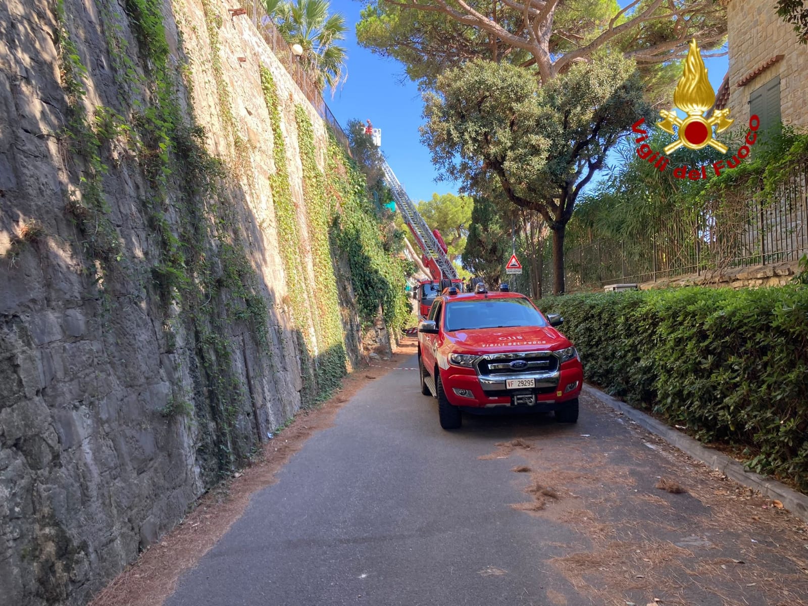 ospedaletti albero caduto muro condominio lungomare cristoforo colombo_03