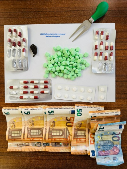 Spacciatore arrestato: trovati ecstasy, hashish e farmaci pericolosi