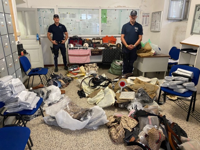 Sequestrati quasi 1500 prodotti con marchio contraffatto