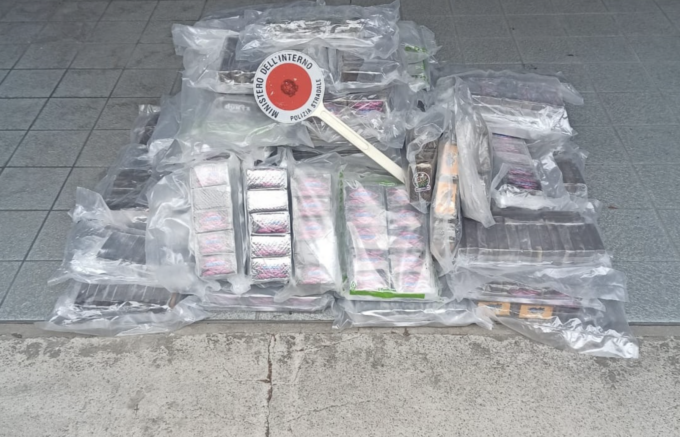 Polizia stradale sequestra 164 kg di hascisc su un’auto allo svincolo di Imperia Ovest