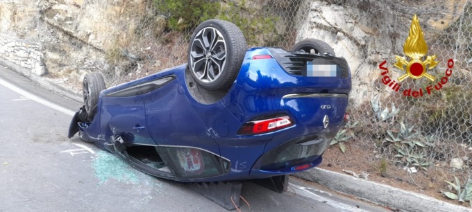 Donna perde controllo dell’auto e si capotta a Capo Berta