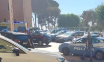 Accoltellato fuori dalla caserma della polizia, aggressori condannati a un anno