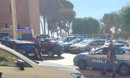 Accoltellato fuori dalla caserma della polizia, aggressori condannati a un anno