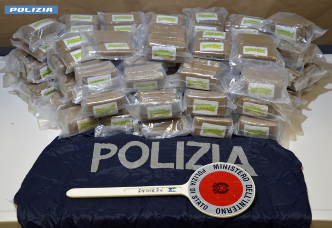Viaggiava con 22 chili e mezzo di droga nascosti in macchina: arrestato