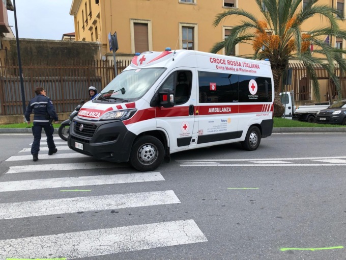 Travolta sulle strisce mentre attraversa: donna in ospedale