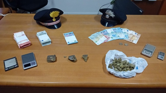Spacciava…dalla finestra. In strada passavano i Carabinieri