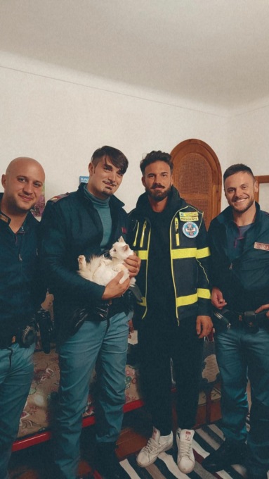 Beccati in flagrante dagli agenti mentre abbandonano un gattino a bordo strada. Polizia denuncia due persone e salva l’animale