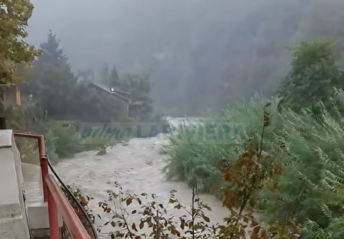 Cresce il livello del Nervia, l’avviso del Comune di Dolceacqua: “Via le auto dal parcheggio”