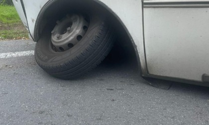 Bus dell'RT perde una ruota durante una corsa, persone a bordo