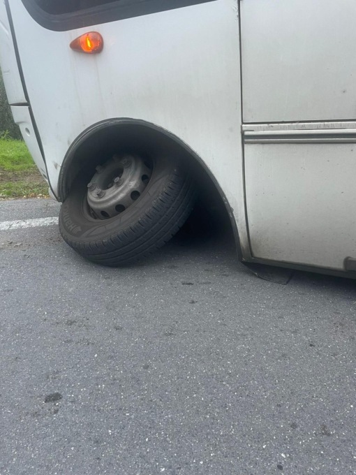Bus dell’RT perde una ruota durante una corsa, persone a bordo