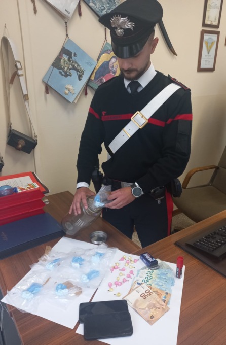 Cocaina in macchina e a casa: arrestato un diciottenne