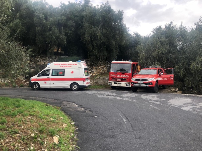 Finisce con l’auto in una fascia,  muore sul  colpo